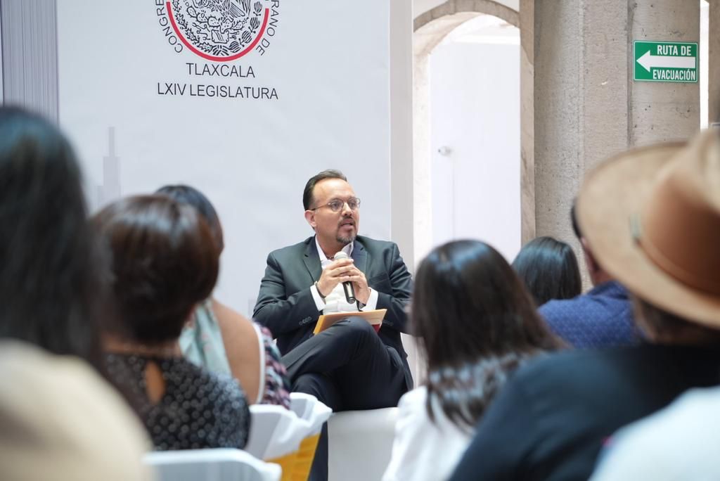 Diputado Juan Manuel Cambrón presenta libro 'Los padrotes de Tlaxcala: Esclavitud sexual en New York'